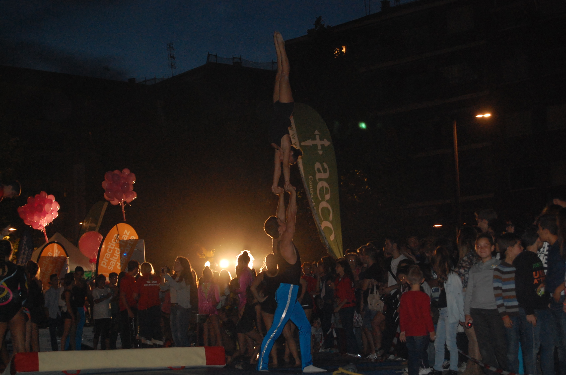 Exhibición de gimnasia acrobática durante la Noche en Blanco de Granada. Fuente: L.P.T./Avance Deportivo