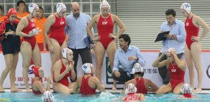 Miki Oca da instrucciones a sus jugadoras. Fuente: RFEN