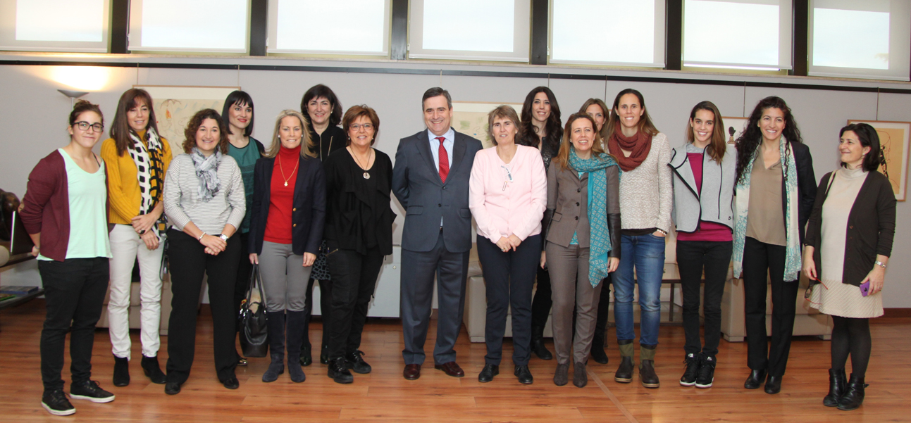 Foto de familia en la apertura del Foro 'Mujer, cultura y sociedad'. Fuente: AD