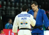 Sugoi Uriarte acaricia la medalla en el Europeo