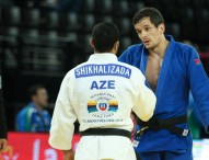 Sugoi Uriarte acaricia la medalla en el Europeo