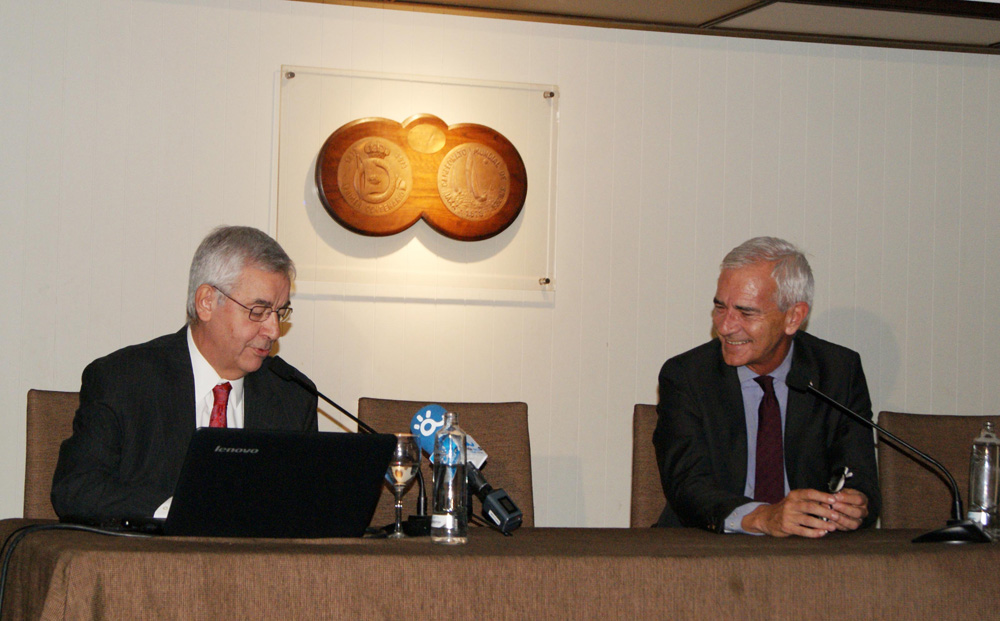 El doctor Jorge Barrio junto a José Agustín Gómez-Raggio, presidente del Real Club Mediterráneo. 