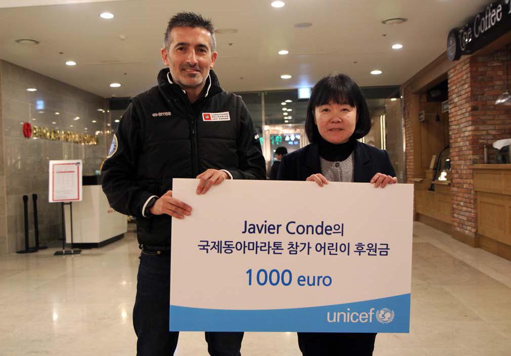 Javi Conde entrega un talón de 1000€ a Unicef Korea, 2013. Fuente: AD.