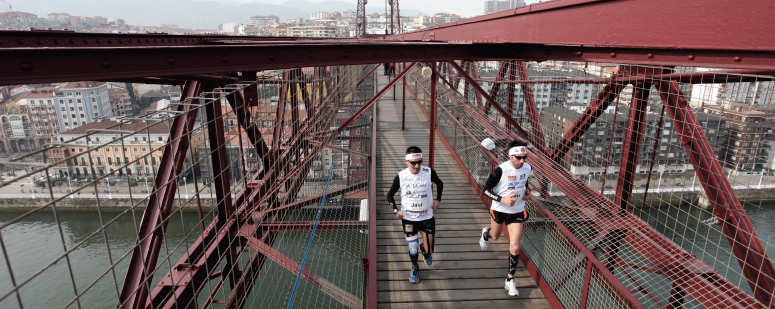 El atleta paralímpico Javi Conde en el Puente de Bizkaia, 2012. Fuente:AD.