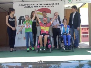 Eva Moral, en el centro, tras ganar el campeonato de España. Fuente: RFEC