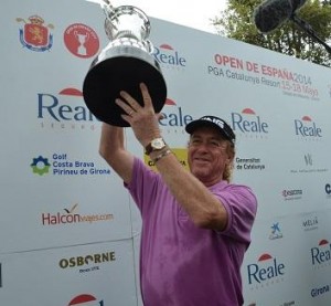 Miguel Ángel Jiménez levanta la copa del Open de España. Fuente: Jorge Andreu