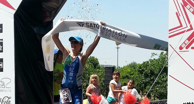 Ana Ruz se proclama campeona en distancia olímpica en el Campeonato de Andalucía de triatlón. Fuente: AD