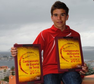 Martín con los trofeos de campeón de España. 