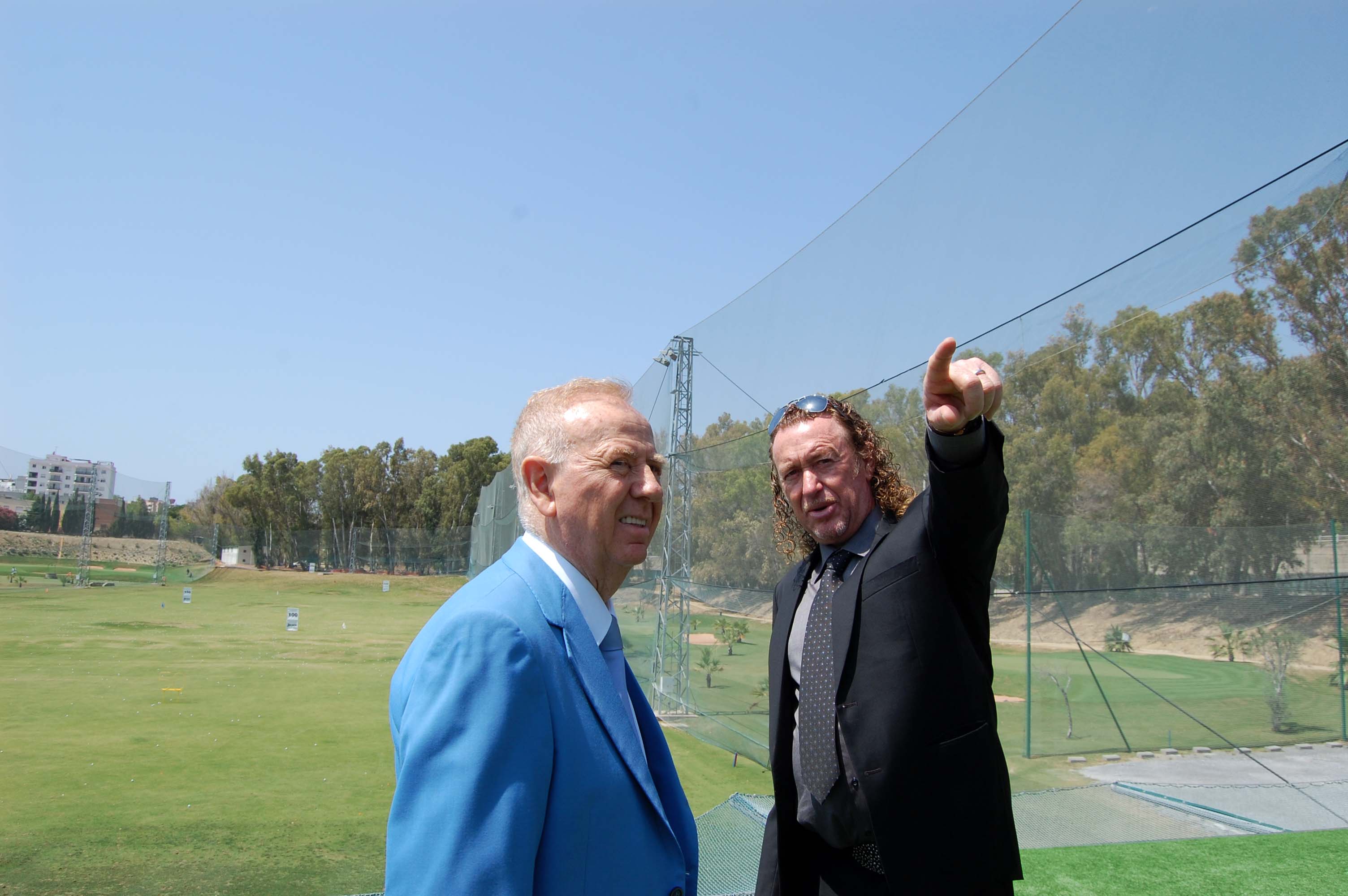 El alcalde de Torremolinos Pedro Fernández Montes y el golfista Miguel Ángel Jiménez durante la Inauguración de 'La Casa Club'. Fuente: AD