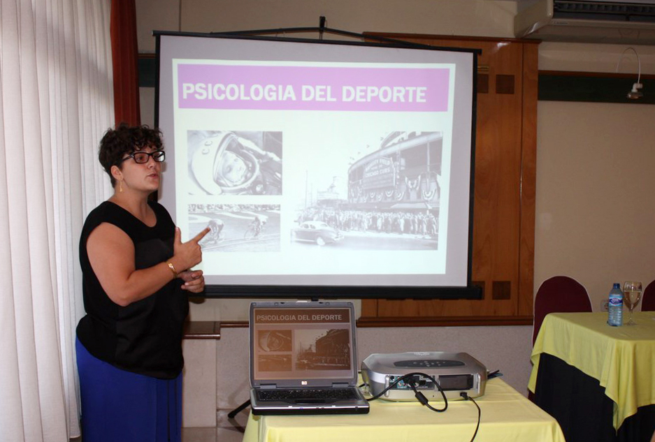 La psicóloga Rocío Bohórquez durante la charla 'Factores Psicológicos en el deporte' en el Club Náutico de Sevilla. Fuente: AD