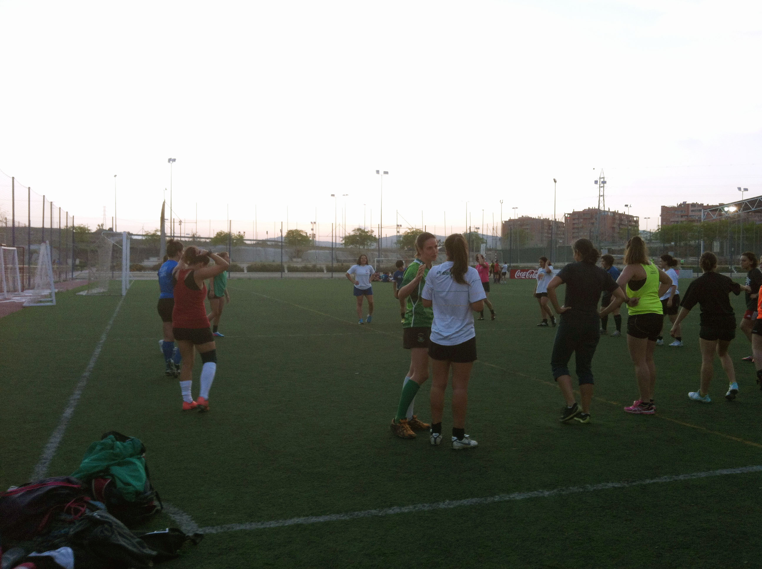 Alhambra Nievas junto al equipo de rugby femenino de la ciudad de Málaga (UMA) Fuente: AD