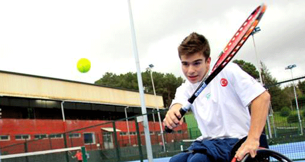 El joven tenista vigués Martín de la Puente durante un entrenamiento. Fuente: AD