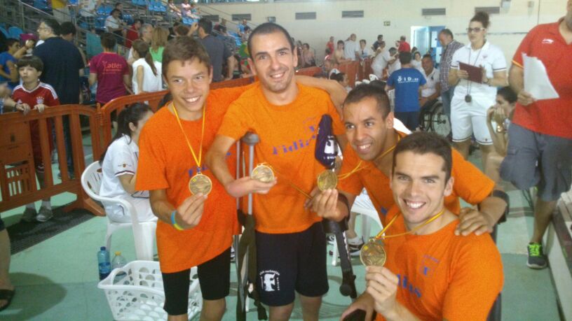 Tomás Romero y Miguel Ángel Martínes (izq.) con las medallas en el Campeonato de España de Natación Adaptada. Fuente: AD