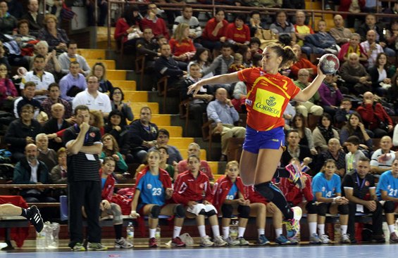 Marta López durante el encuentro. Fuente: AD