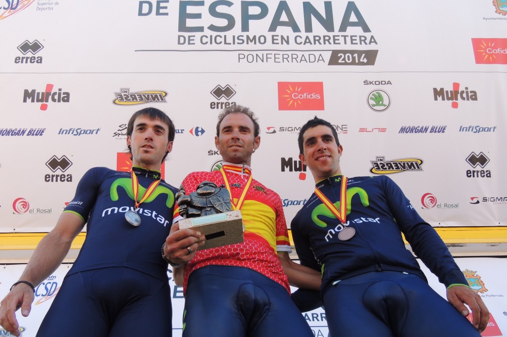 Alejandro Valverde escoltado en el podio por Izaguirre y Castroviejo. Fuente: RFEC