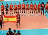 España vende cara su derrota ante las checas