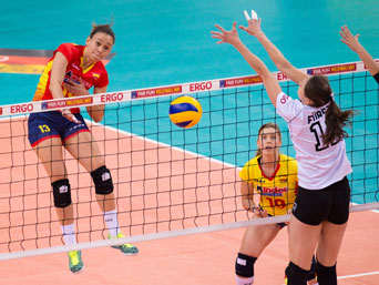 La selección española femenina de voleibol en su primer partido frente a Polonia en la Liga Europea. Fuente: RFEVB