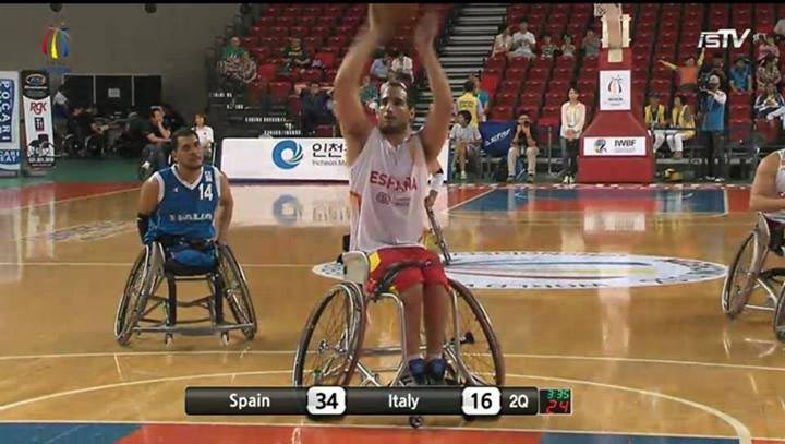 La selección española de baloncesto en silla de ruedas disputando el partido contra Italia. Fuente: AD