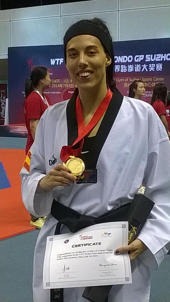 Eva Calvo luce el oro de Suzhou. Fuente: FETAEKWONDO