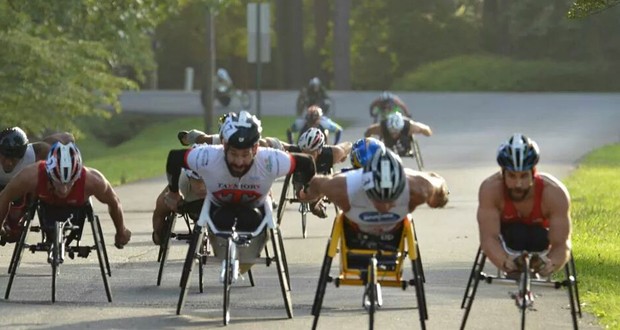 El atleta Rafa Botello, segundo por la izquierda, durante la carrera. Fuente: AD