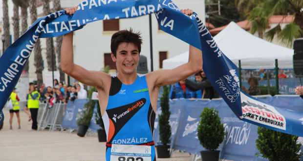 El triatleta malagueño Alberto González tras ganar una competición. Fuente: AD
