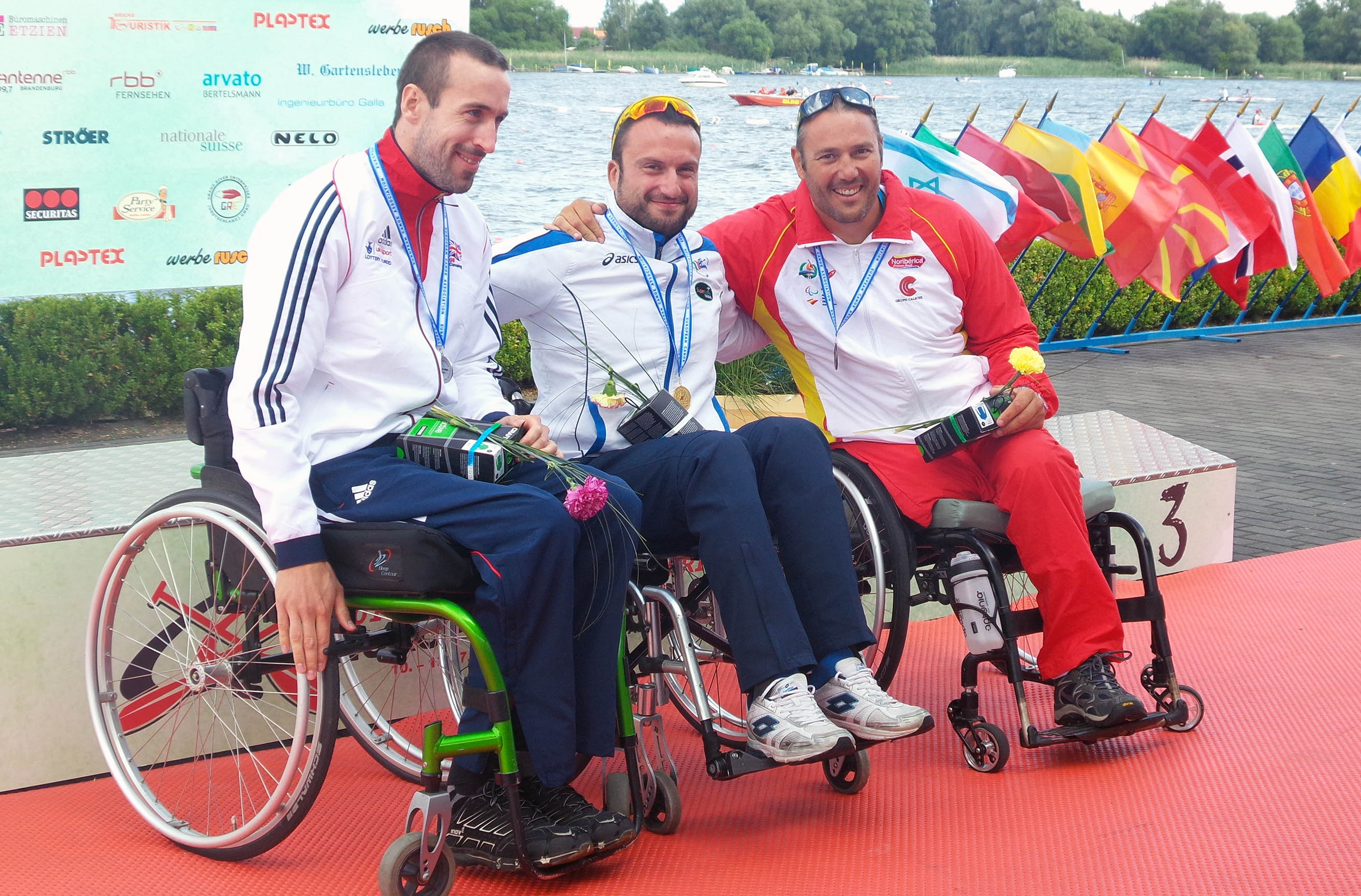 Javier Reja (der.) en el podio tras conseguir la medalla de bronce en el Europeo. Fuente: AD