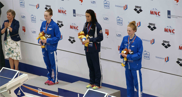 Rosie Rudin, África Zamorano y Georgia Coates se suben al podio en el Europeo junior de natación. Fuente: AD