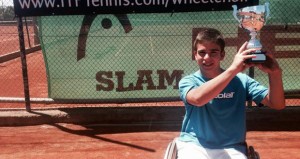 Martín de la Puente con el trofeo de ganador del Open de Lleida. Fuente: AD