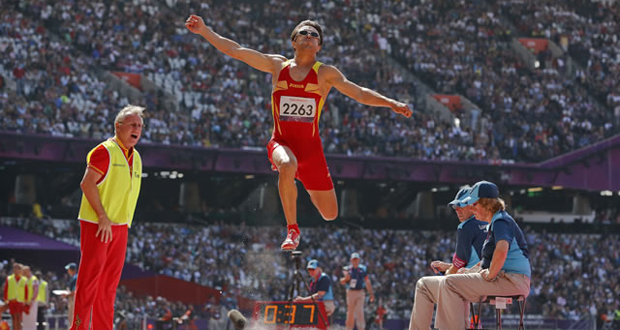 El atleta Xavi Porras en un salto de longitud con su entrenador Miguel Ángel Torralba. Fuente: AD
