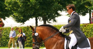 El jinete malagueño Daniel Martín Dockx junto a su caballo 'Grandioso'. Fuente: AD