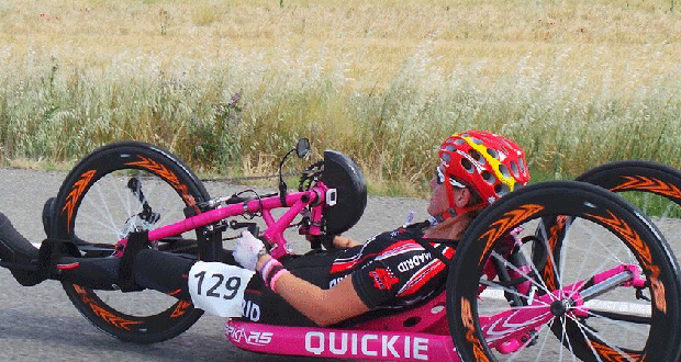La triatleta Eva Moral en una competición con la handbike. Fuente: AD