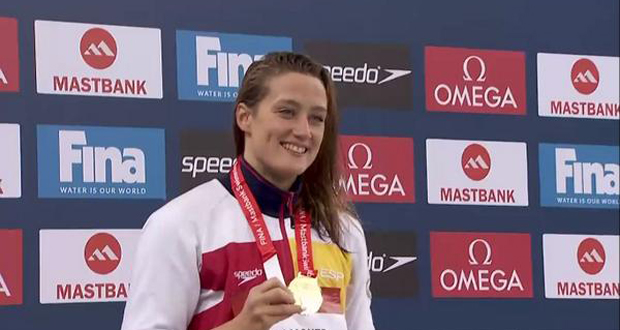 Mireia Belmonte con una medalla de oro lograda en Dubai. Fuente: AD