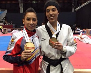 Brigitte Yagüe y Eva Calvo con los oros. Fuente: fetaekwondo