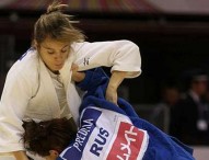 Laura Gómez acaricia la medalla en el Grand Prix de Astaná