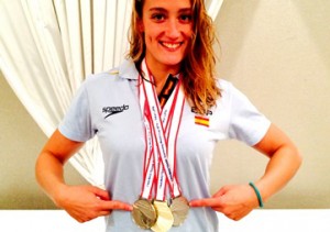 Mireia con las medallas en Tokyo. Fuente: RFEN