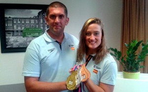 Fred y Mireia con varias medallas. Fuente: RFEN