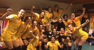 Las guerreras celebran el triunfo. Fuente: RFEBM