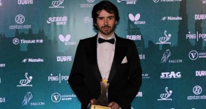 Valera con el premio de mejor jugador. Fuente: ITTF