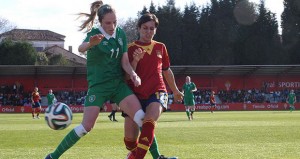 Marta Corredera pugna por un balón en el partido ante Irlanda. Fuente: Sefutbol