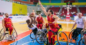 Pablo en un partido con España. Fuente: Gbwba