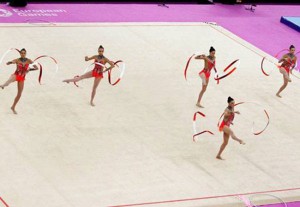 La selección española de gimnasia rítmica luchando por las medallas en Baku. Fuente: COE