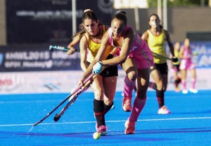 La selección española femenina de hockey hierba durante su encuentro con Argentina. Fuente: Rfeh