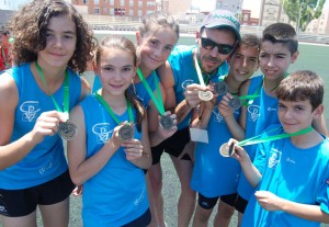 Tras la ceremonia de podio, todos enseñaban orgullosos las medallas. Fuente: AD