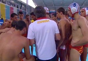 La selección masculina de waterpolo tras su encuentro ante Serbia. Fuente: AD