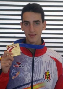 Jesús Tortosa con una de sus medallas. Fuente: AD