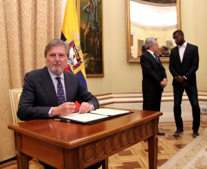 Iñigo Méndez de Vigo, durante la firma del acuerdo de colaboración, mientras conversan Enrique Cerezo y Jackson Martínez.Fuente: CSD