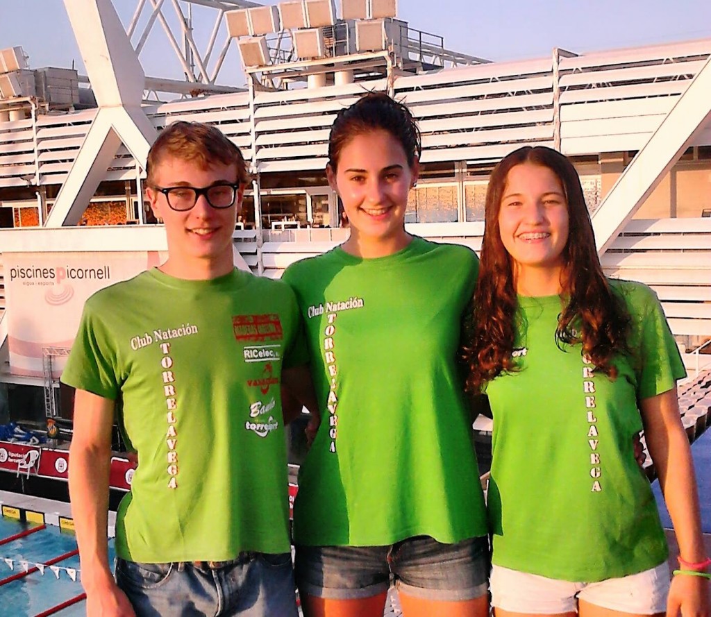 Los nadadores torrelaveguenses Marcos Aparcio, Alba Diaz y Laura Barreda en Barcelona. Fuente: AD