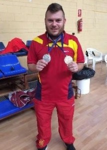 Simon-Cruz-con-sus-dos-medallas-en-el-Campeonato-de-Europa-de-Parabadminton-2014