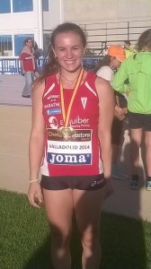 Una sonriente Andrea San José posa con su medalla tras una competición con su club