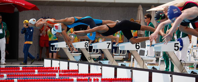 Ariadna Escribano saltando a la piscina en la final de los 200 metros mariposa. Fuente: AD